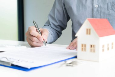 Girişimci hous için bir kira anlaşması içine girdi