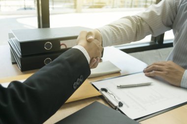 Her iki iş adamı da iki kat fazla t ile başarıyla eller sallamak
