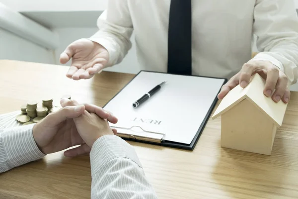 O empresário celebrou um contrato de arrendamento para a — Fotografia de Stock