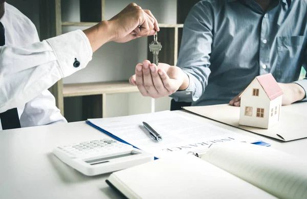 De ondernemer heeft een leaseovereenkomst gesloten voor de hous — Stockfoto