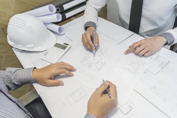 El ingeniero ha diseñado el edificio equivocado, causando las carrozas —  Fotos de Stock