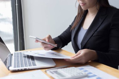 Yöneticiler ve muhasebeciler şirketin mali durumunu kontrol ettiler. Inç