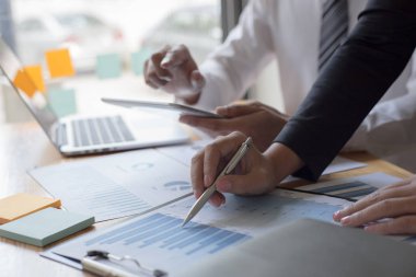 Yöneticiler ve muhasebeciler şirketin mali durumunu kontrol ettiler. Inç