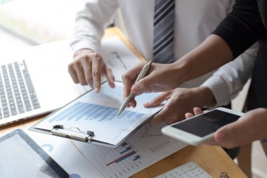 Yöneticiler ve muhasebeciler şirketin mali durumunu kontrol ettiler. Inç