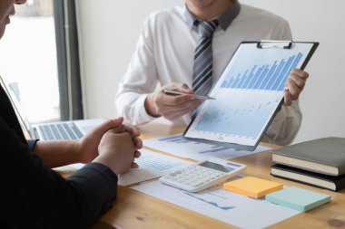 Yöneticiler ve muhasebeciler şirketin mali durumunu kontrol ettiler. Inç