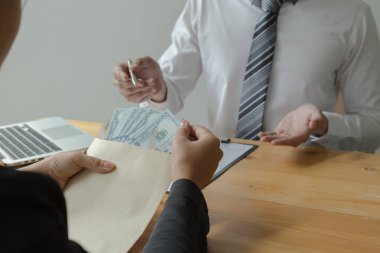 Çalışanlar personel şefi ile rüşvet için para vermek 