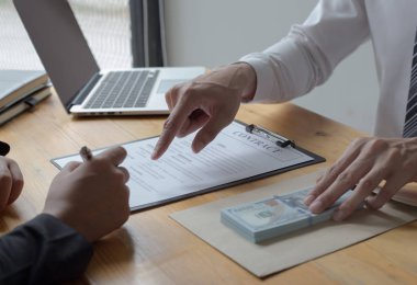 Çalışanlar şefe rüşvet vermek için para verirler. Terfi etmek için 