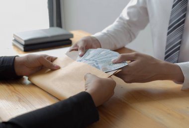 Çalışanlar şefe rüşvet vermek için para verirler. Terfi etmek için 