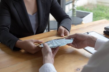 Çalışanlar şefe rüşvet vermek için para verirler. Terfi etmek için 