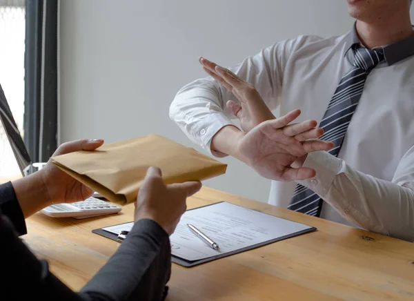 Empregados dão dinheiro para subornar com o Chefe de Pessoal para ser — Fotografia de Stock