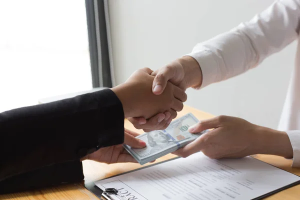 Employees give money to bribe with the chief. To be promoted to — Stock Photo, Image