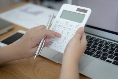 Genç muhasebeci saygın bir ulusun parasını kontrol ediyor.