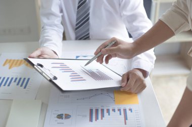 Her iki muhasebeci de şirketin mali durumunu kontrol etti. Kontrol edin