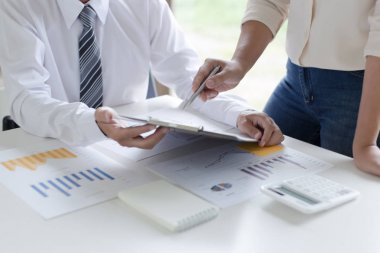 Her iki muhasebeci de şirketin mali durumunu kontrol etti. Kontrol edin