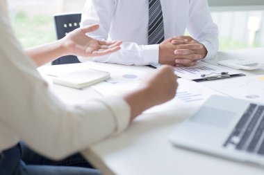 Her iki muhasebeci de şirketin mali durumunu kontrol etti. Kontrol edin