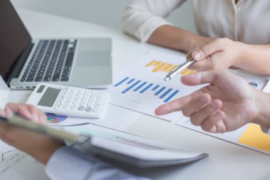 Her iki muhasebeci de şirketin mali durumunu kontrol etti. Kontrol edin