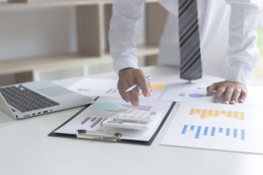 Her iki muhasebeci de şirketin mali durumunu kontrol etti. Kontrol edin