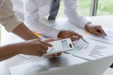 Her iki muhasebeci de şirketin mali durumunu kontrol etti. Kontrol edin