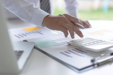 Her iki muhasebeci de şirketin mali durumunu kontrol etti. Kontrol edin