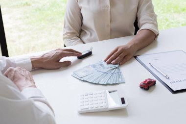 Kapitalist kiracı ve kiracı için bir araba kiraladı ha