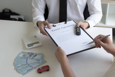 Kapitalist kiracı ve kiracı için bir araba kiraladı ha