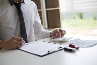 Kapitalist kiracı ve kiracı için bir araba kiraladı ha