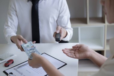 Kapitalist kiracı ve kiracı için bir araba kiraladı ha