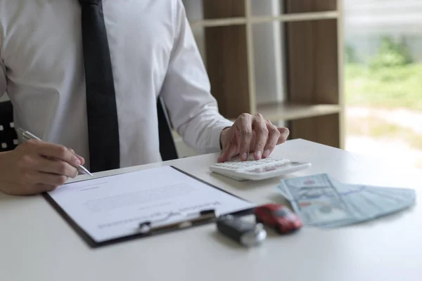 The capitalist has rented a car for the tenant and the tenant ha — Stock Photo, Image