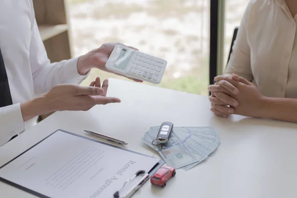 The capitalist has rented a car for the tenant and the tenant ha — Stock Photo, Image