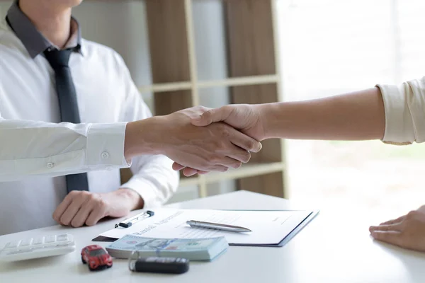 Both businessmen congratulated Because both businessmen have ach