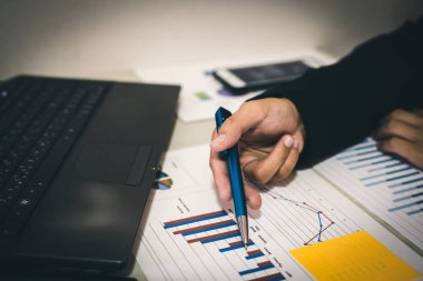 Her iki muhasebeci de şirketin mali durumunu kontrol etti. Kontrol edin