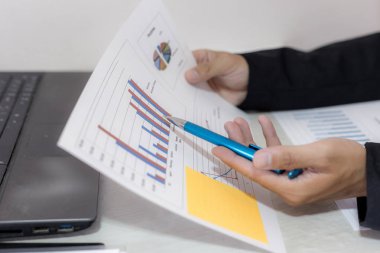 Her iki muhasebeci de şirketin mali durumunu kontrol etti. Kontrol edin