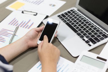 Muhasebeci yeni investo mali hesaplarını kontrol etti