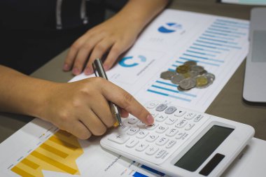 Muhasebeci yeni investo mali hesaplarını kontrol etti