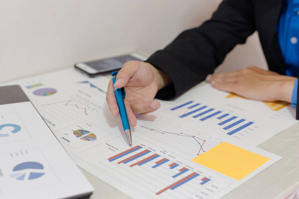 Оба бухгалтера проверили финансы компании. Есть чек
