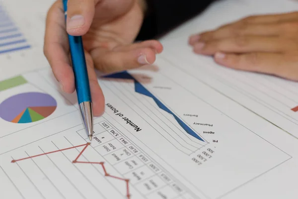 Ambos os contabilistas verificaram as finanças da empresa. Verificar. — Fotografia de Stock