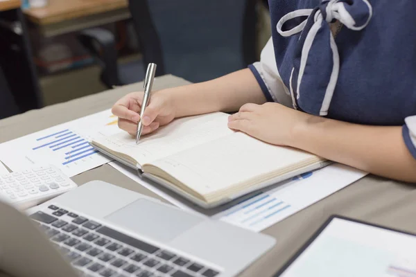 De accountant heeft de financiële rekeningen van nieuwe investo — Stockfoto