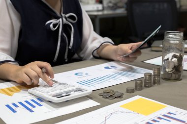 İşadamları şirket için mükemmel finansal planlamaya sahiptir. A