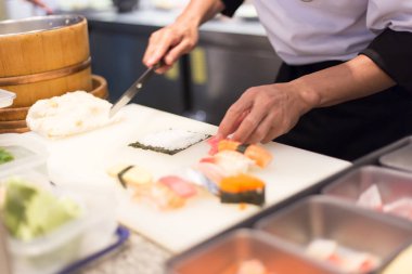 Şef Zen müşterilerine güzel hizmet etmek için suşi yaptı