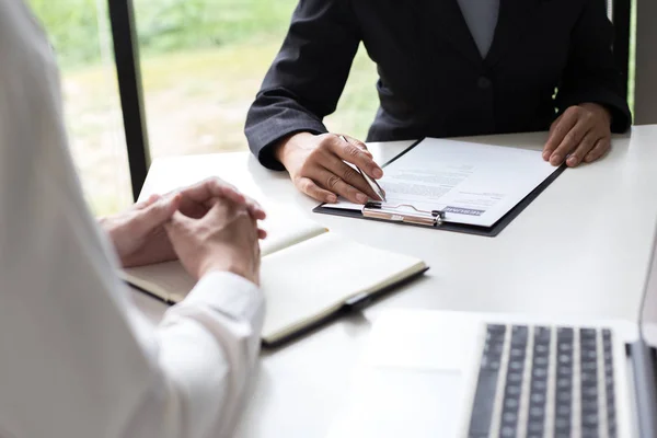 Executivos estão entrevistando candidatos a emprego e backg preliminar — Fotografia de Stock