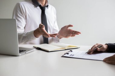 Yöneticiler iş başvuru ve ön backg görüşme