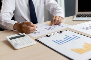 Finansal ve yatırım planlama, Pazarlama Başkanı yöneticiler, iş toplantıları için özet grafik istatistikleri verileri analiz ediyor.