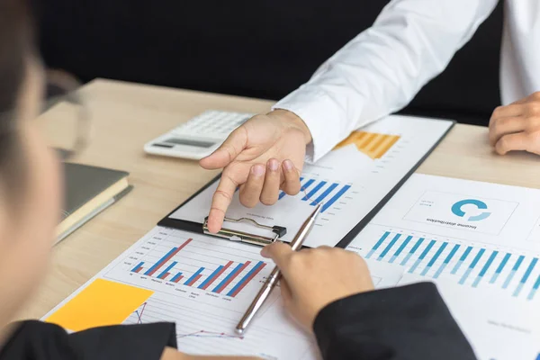 Planificación financiera y de inversiones, Jefe de Marketing es analyzin — Foto de Stock