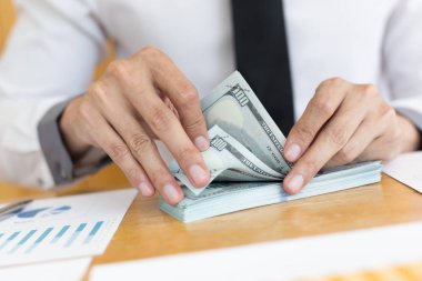 Tonda resim, Erkekler dolar banknotları saymak için elleri kullanarak