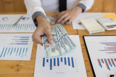 Tonda resim, Erkekler dolar banknotları saymak için elleri kullanarak