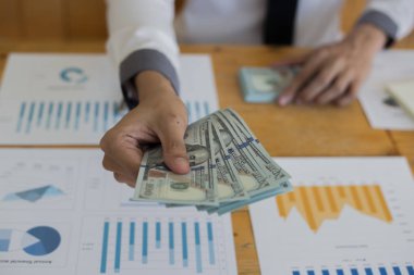 Tonda resim, Erkekler dolar banknotları saymak için elleri kullanarak