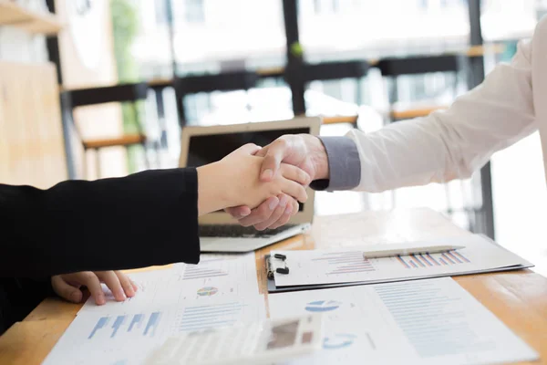 Éxito empresarial, Gerente de Recursos Humanos da la bienvenida a nuevos empleados — Foto de Stock