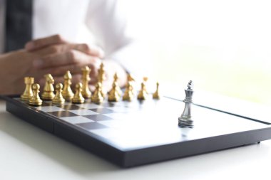 Genç bir iş adamı satranç oynuyor, iş stratejisi olmak