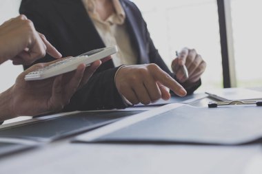 İşadamları hisse senedi verilerini analiz ediyor, erkek şirket çalışanları