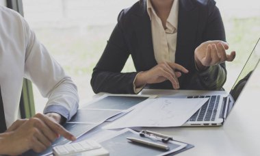 İşadamları hisse senedi verilerini analiz ediyor, erkek şirket çalışanları